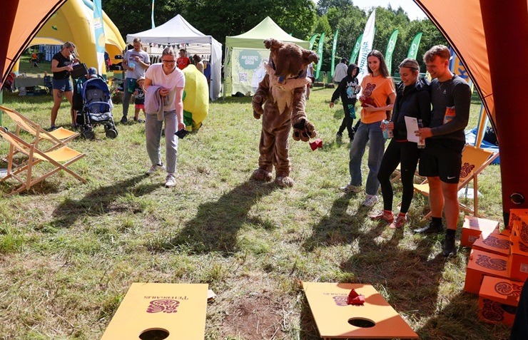 Tukuma novads: 3700 taku skrējēju sacentušies Saulgriežu «Stirnu bukā» olimpiskā čempiona Lūša dzimtajās takās Tukuma novads: 3700 taku skrējēju sacentušies Saulgriežu «Stirnu bukā» olimpiskā čempiona Lūša dzimtajās takās 372975
