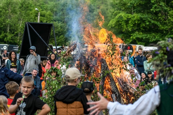 Tukuma novads: 3700 taku skrējēju sacentušies Saulgriežu «Stirnu bukā» olimpiskā čempiona Lūša dzimtajās takās Tukuma novads: 3700 taku skrējēju sacentušies Saulgriežu «Stirnu bukā» olimpiskā čempiona Lūša dzimtajās takās 372982
