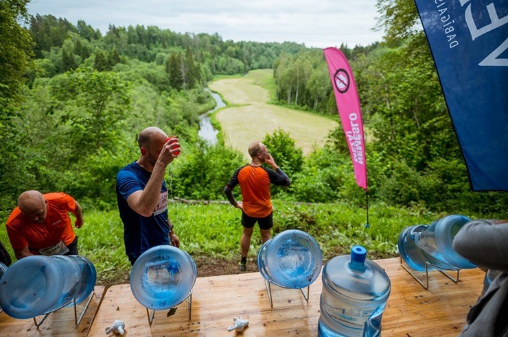Tukuma novads: 3700 taku skrējēju sacentušies Saulgriežu «Stirnu bukā» olimpiskā čempiona Lūša dzimtajās takās Tukuma novads: 3700 taku skrējēju sacentušies Saulgriežu «Stirnu bukā» olimpiskā čempiona Lūša dzimtajās takās 372966