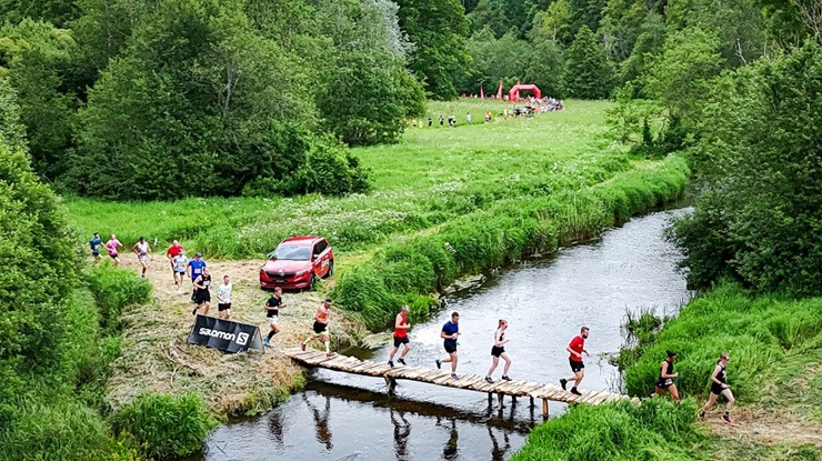 Tukuma novads: 3700 taku skrējēju sacentušies Saulgriežu «Stirnu bukā» olimpiskā čempiona Lūša dzimtajās takās Tukuma novads: 3700 taku skrējēju sacentušies Saulgriežu «Stirnu bukā» olimpiskā čempiona Lūša dzimtajās takās 372967