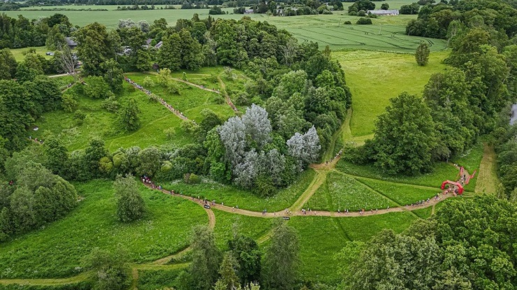 Tukuma novads: 3700 taku skrējēju sacentušies Saulgriežu «Stirnu bukā» olimpiskā čempiona Lūša dzimtajās takās Tukuma novads: 3700 taku skrējēju sacentušies Saulgriežu «Stirnu bukā» olimpiskā čempiona Lūša dzimtajās takās 372971