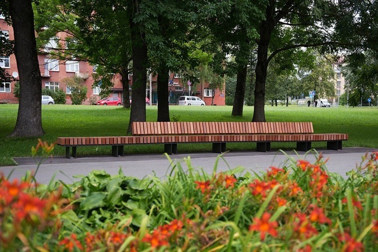 Rīga kļūst sakoptāka: Uzvaras parkā atjaunoti celi