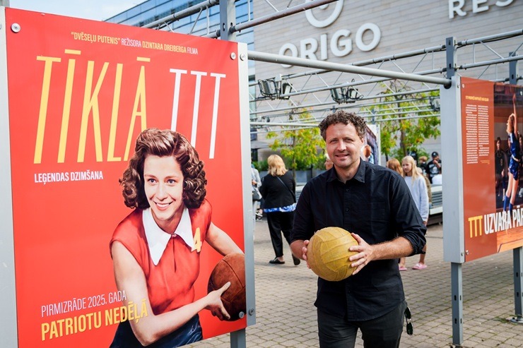 Rīgā atklāta basketbola komandas TTT leģendai velt