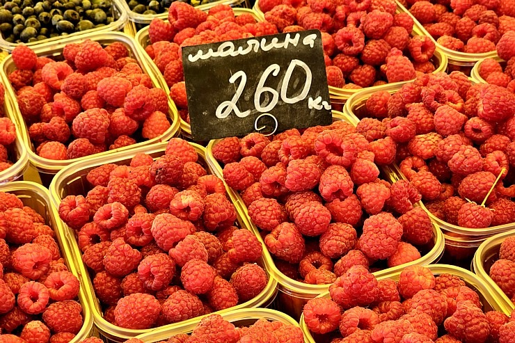 Apmeklējam Kijivas nomales zemnieku tirdziņu (100 