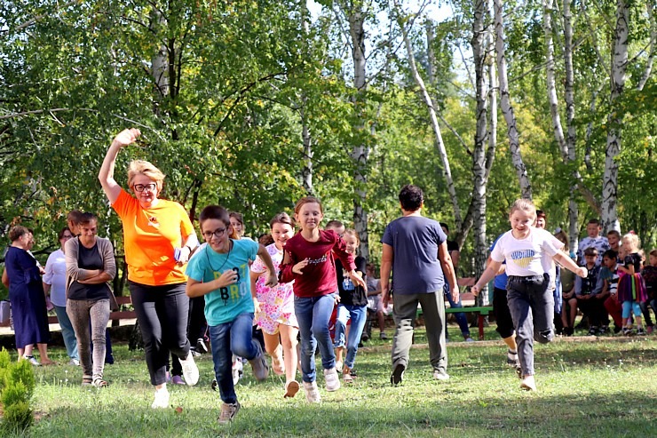 Latvijā 545 saziedotās skolas somas ar «SIXT» konv