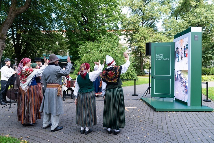 Asnate Rancāne tiešraides laikā ar jestriem dančie