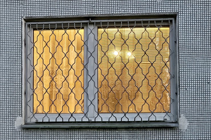 Pļavnieku režģotie māju logi - neierasts skats uz 