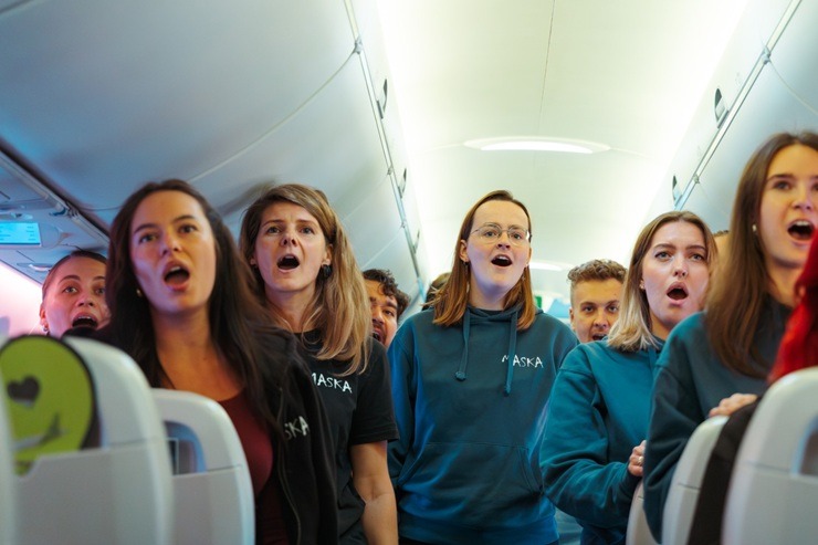 Kora mūzikai skanot, «airBaltic» lidmašīna dodas 3