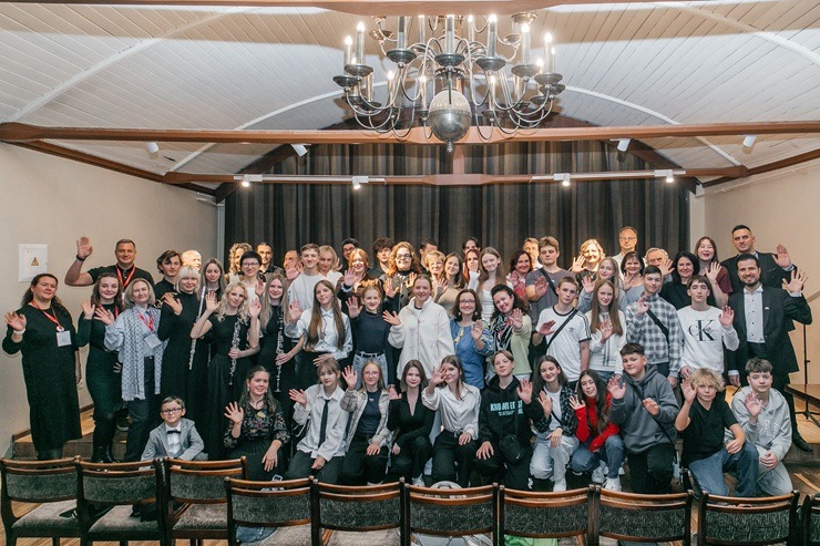 Latvijā uz nometni sabrauc talantīgi ukraiņu bērni