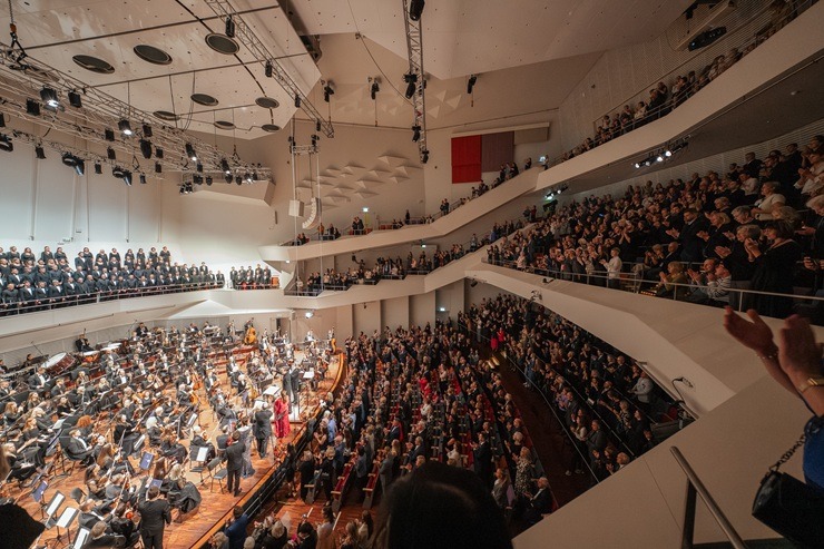 Ar vērienu svin koncertzāles «Lielais Dzintars» 10