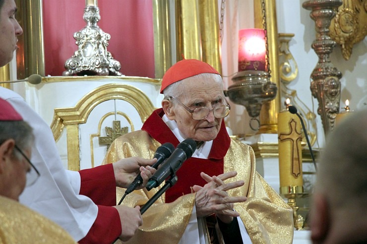 Katoļu kardināls Jānis Pujats kopā ar kristiešiem 