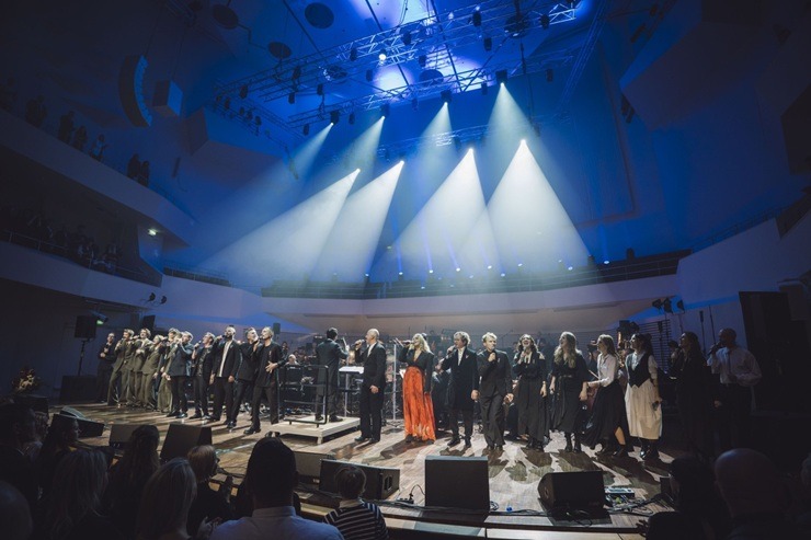 Latvijas mūzikas zvaigznes «Lielajā dzintarā» uzbu