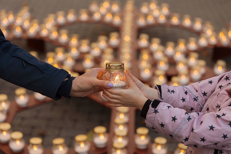 Ar Gaismas ceļu un skanīgu koncertu Jūrmalā atzīmē