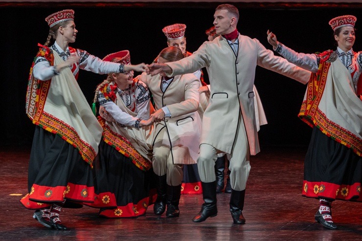 Lieli un mazi dejotāji Liepājā dejo Latvijai - Fot