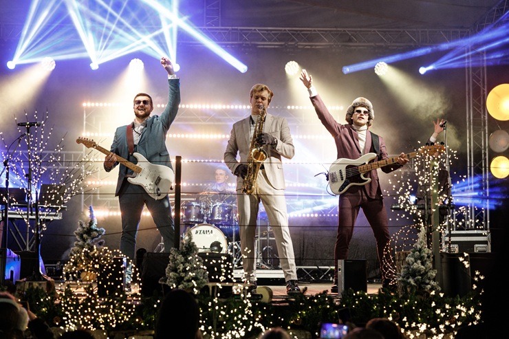 Tūkstošiem lielu un mazu rīdzinieku bauda svētku a