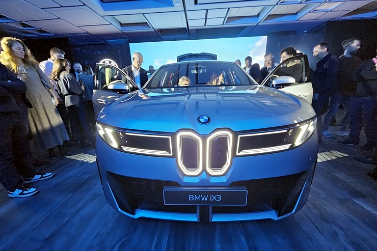 Latvija svinīgi sagaida vācu autoražotāja BMW jaun