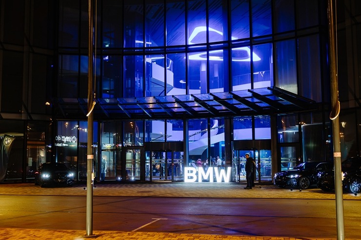 Jaunais BMW iX3 tiek svinīgi prezentēts Rīgas Zund