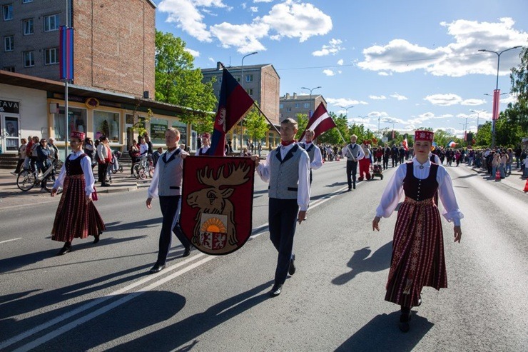 Jelgava ar gājienu un dažādiem pasākumiem svin pil