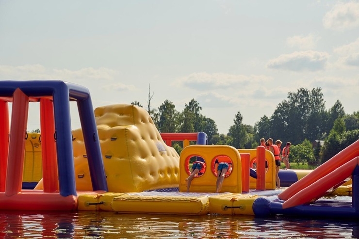 Iepazīstam «Sportive Aqua» ūdens parka aktivitātes uz Cieceres ezera Brocēnos. Foto: sportive.lv 393431