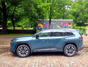 Sadarbībā ar «SIXT Latvia» un «Toyota RAV4» (no 30 eiro dienā) apmeklējam vasaras Lielo gadatirgu Vērmanes dārzā 2