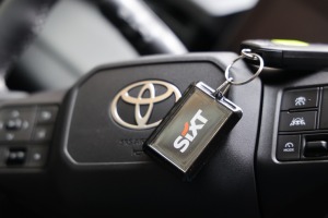 Sadarbībā ar «SIXT Latvia» un «Toyota RAV4» (no 30 eiro dienā) apmeklējam vasaras Lielo gadatirgu Vērmanes dārzā 45