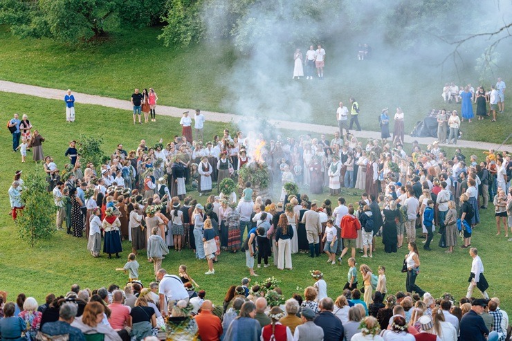 Turaidas muzejrezervātā ar dziesmām, darbnīcām un saulgriežu rituāliem aizvadīta Jāņu diena 394672