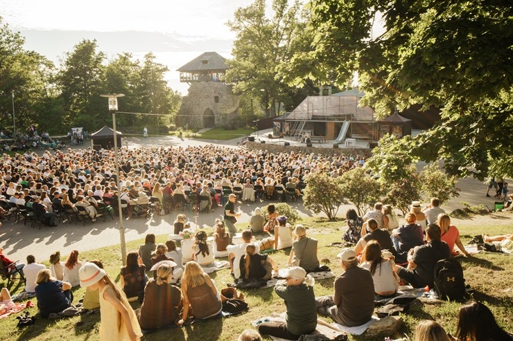 Skatām brīvdabas izrādi «Skroderdienas Silmačos» Siguldas pilsdrupu estrādē. Foto: Zane Magone 394738