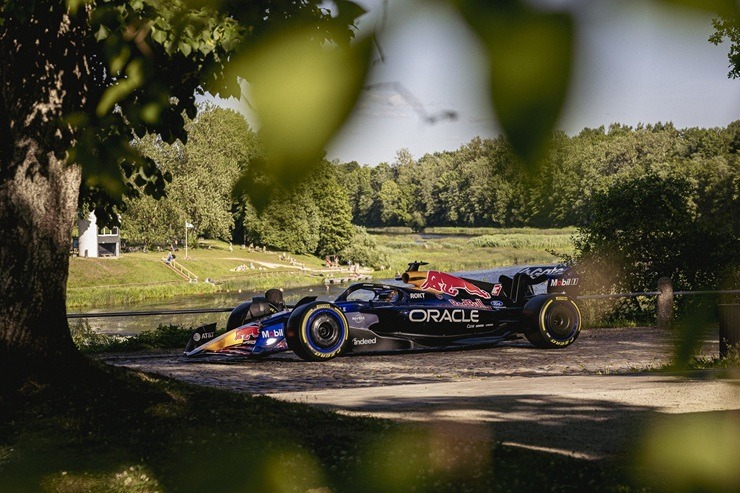 Red Bull F-1 īpašā foto sesijā viesojas Liepājā un