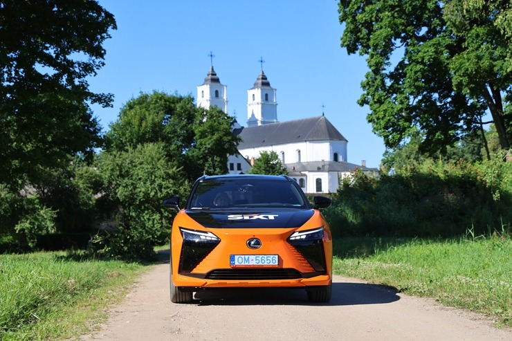 Sadarbībā ar «SIXT Latvia» un «Lexus RZ 500e» (no 