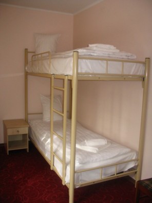 Viesnīca piedāvā arī numurus ģimenēm. Vienā no istabām ir divstāvu gultas bērniem 18587