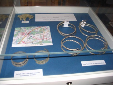 Lībiešu perioda subraba senlietu depozīts, atrasts 2007. gada jūlijā Krimuldas pagasta Raganā, bijušās Englārtes muižas teritorijā Lībiešu perioda subraba senlietu depozīts, atrasts 2007. gada jūlijā Krimuldas pagasta Raganā, bijušās Englārtes muižas teritorijā 18711