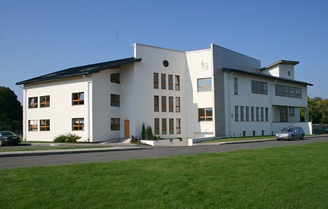 Viesnīca BURA tika atvērta 2007. gada septembrī un pēc kategorijas atbilst 3 zvaigžņu viesnīcai 18752