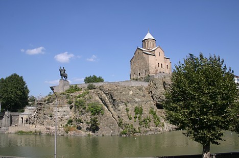 Skats uz pieminekli Tbilisi dibinātājam Vahtangam Gurgasavam. Leģenda vēsta, ka Vahtangs I devies medībās ar piekūnu, apvidū, kurā bija nolēmis celt jauno valsts galvaspilsētu