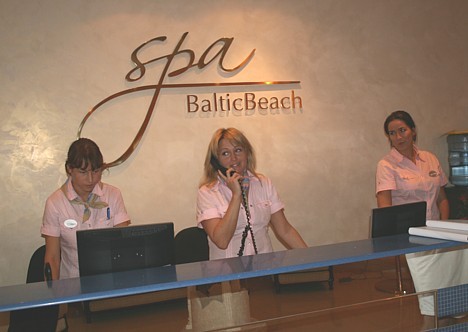 Spa centra administratores Alisa Volkova, Aija Dirba un Krista Legzdiņa cenšas izpatikt viesu vēlmēm Spa centra administratores Alisa Volkova, Aija Dirba un Krista Legzdiņa cenšas izpatikt viesu vēlmēm 18974