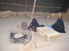 Beduīnu sievietes demonstrē maizes - tāda kā plānā pankūka (tikai krietni cietāka), cepšanas veidu 9