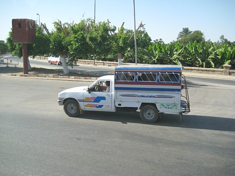 Vietējiem iedzīvotājiem ir savs sabiedriskais transports 19461