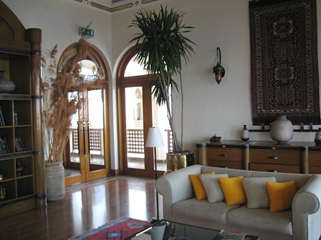 Viesnīcas interjērs ir ieturēts mierīgos un gaišos toņos ar arābu stila elementiem 19504