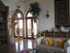 Viesnīcas interjērs ir ieturēts mierīgos un gaišos toņos ar arābu stila elementiem 12