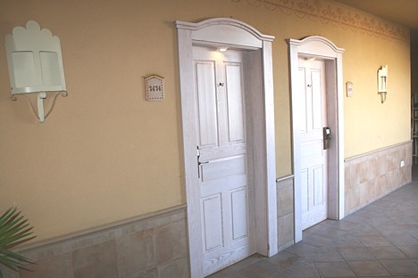 Koridors. Viesnīcā ir 482 istabas, 8 peldbaseini, 11 restorāni, 10 bāri, 26 semināru vietas, 3 tenisa laukumi, fitnesa centrs, skaistumkopšanas salons Koridors. Viesnīcā ir 482 istabas, 8 peldbaseini, 11 restorāni, 10 bāri, 26 semināru vietas, 3 tenisa laukumi, fitnesa centrs, skaistumkopšanas salons 19881