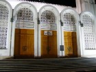 Virs mošejas durvīm ir rakstīti citāti no Korāna 2
