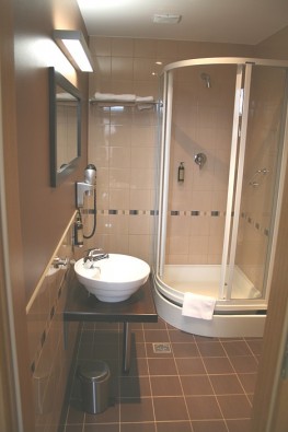 Dušas un tualetes telpa pēc sava interjera nav standrata piedāvājums - stilīgs interjers un racionāla telpas izmantošana. Viesnīcai ir raksturīgi, ka  19999