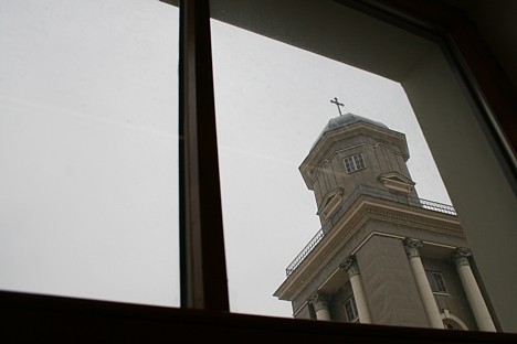 Guli gultā un skaties baznīcas tornī. No viesnīcas logiem paveras brīnišķīgs skats uz lielāko koka baznīcas celtni Latvijā Jēzus baznīcu. 20002