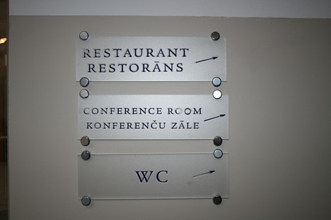 Viesnīcas konferenču zāle ar dabisko apgaismojumu aprīkota ar flip tāfeli, video projektoru, audio sistēmu un WIFI bezvadu internetu. Sīkāka informāci 20007