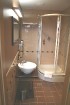 Dušas un tualetes telpa pēc sava interjera nav standrata piedāvājums - stilīgs interjers un racionāla telpas izmantošana. Viesnīcai ir raksturīgi, ka  5