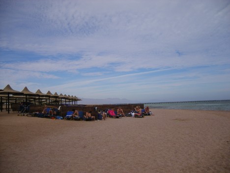 Jūra pie viesnīcas pludmales nav dziļa 20131