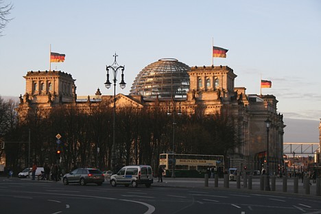Reihstāgs ir kļuvis par vienu no populārakajiem Berlīnes tūrisma objektiem no pulksten 8:00 līdz 24:00. Sīkāka informācija: www.bundestag.de Reihstāgs ir kļuvis par vienu no populārakajiem Berlīnes tūrisma objektiem no pulksten 8:00 līdz 24:00. Sīkāka informācija: www.bundestag.de 20230