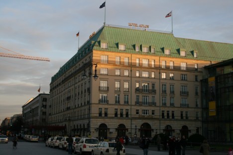 Berlīnes slavenākā un leģendārākā viesnīca Adlon pagājušajā gadā svinēja 100 gadu jubileju. Daudzas prominentas personas ir iecienījušas šo viesnīcu B Berlīnes slavenākā un leģendārākā viesnīca Adlon pagājušajā gadā svinēja 100 gadu jubileju. Daudzas prominentas personas ir iecienījušas šo viesnīcu B 20232