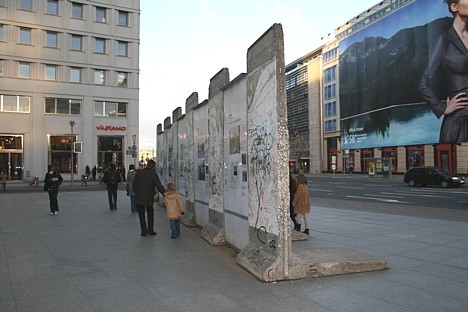 Berlīnes mūra sienas fragmenti, kas vairākus gadus desmitus atdalīja Austrumvāciju no Rietumvācijas. Berlīnes mūra sienas fragmenti, kas vairākus gadus desmitus atdalīja Austrumvāciju no Rietumvācijas. 20239