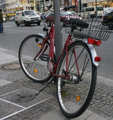 Berlīnē ir pieejama laba velosipēdu infrastruktūra. Ja nav vēlmes pašam braukt - var izsaukt velotaksi - www.velotaxi.com