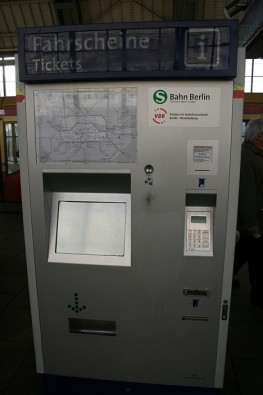 Pilsētas metro biļetes ir starp 2 un 3 eiro vienam braucienam 2 stundu garumā